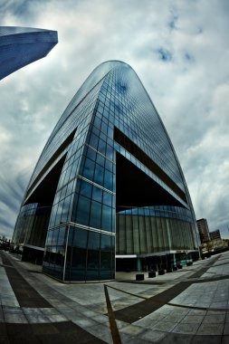 Office gözlük, bulutların üzerinde kristal gökdelen, 8 mm lens yansıtır.