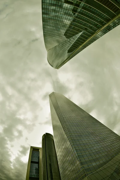 Madrid, clouds reflect on crystal skyscraper — Stock Photo, Image