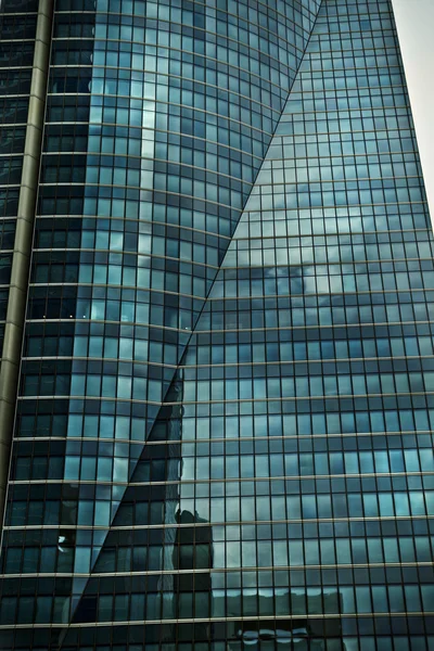 Office glasses, clouds reflect on crystal skyscraper — Stock Photo, Image