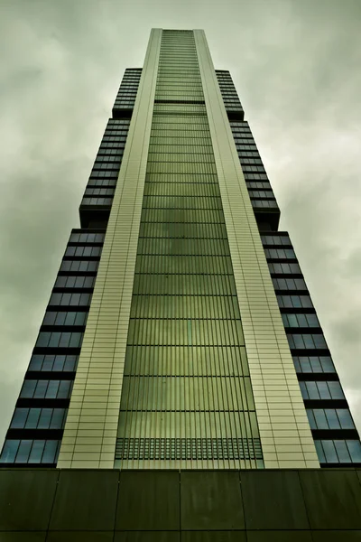 Office glasses, clouds reflect on crystal skyscraper, green ligh — Stock Photo, Image