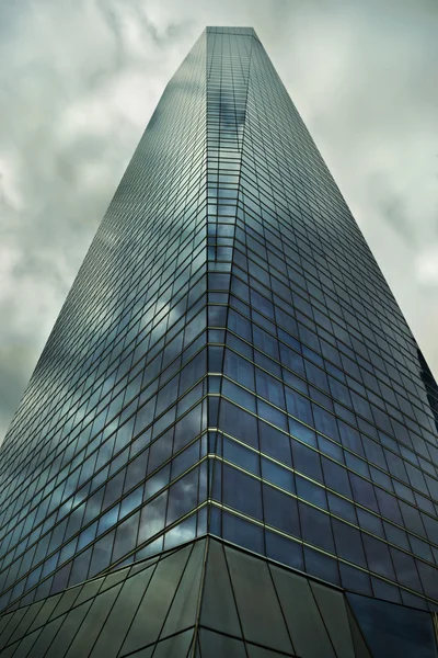 Madrid, clouds reflect on crystal skyscraper, spain — Stock Photo, Image