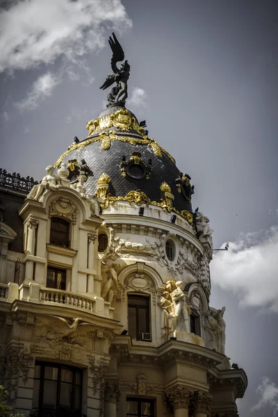 Madrid edificio típico, torre de la metrópolis — Foto de Stock