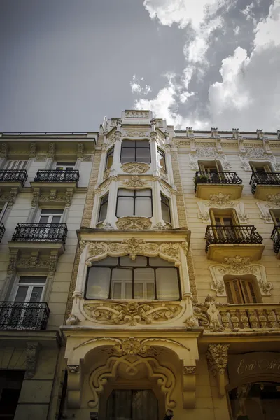 Gebouw gevel typische van madrid, gran via straat madrid — Stockfoto