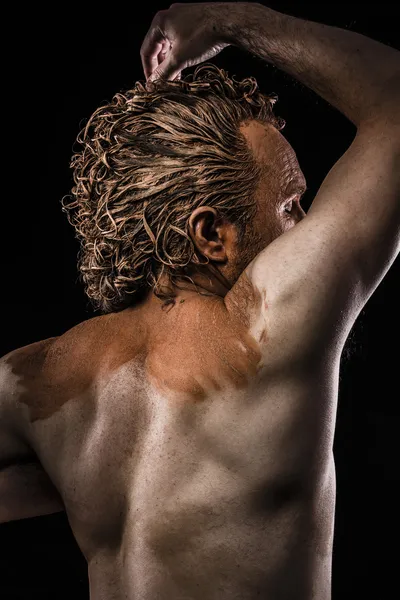 Guerriero pittoresco coperto di fango e nudo, muscolo dettaglio — Foto Stock