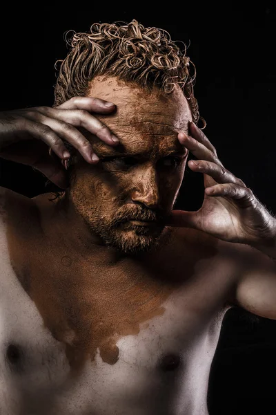 Uomo nudo con il viso coperto di argilla, pensando — Foto Stock