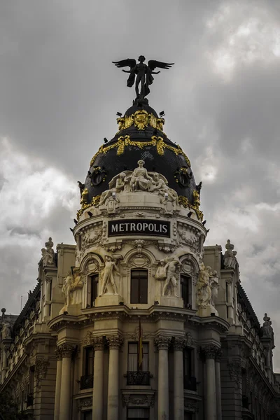 Metropoli, tipico edificio madrido, sopra il paesaggio nuvoloso — Foto Stock