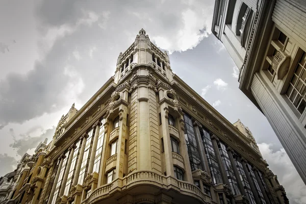 Madrid gran via sokak tipik bina — Stok fotoğraf