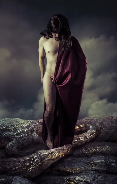 Montagne de crocodiles, homme sur, concept de risque et de valeur — Photo