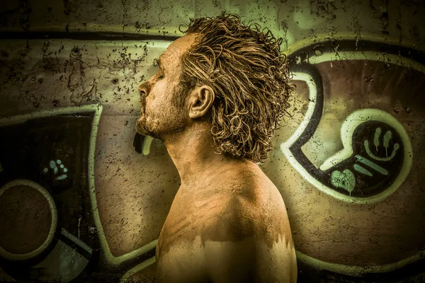 Savaşçı adam graffitti zemin üzerine çamur kaplı. — Stok fotoğraf