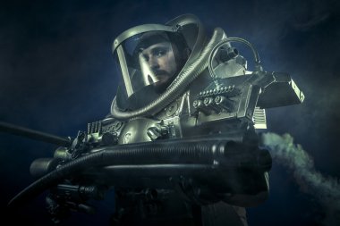 Astronot, fantezi savaşçı kocaman boşluk silah ile