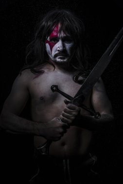 çıplak savaşçı taşıyan çelik kılıç, kırmızı yüz