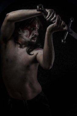 büyük çelik kılıç ile savaşçı mücadele, ortaçağ askeri