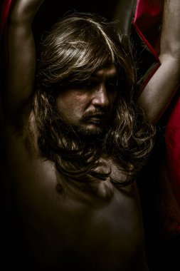 siyah ceket ve uzun saç, çıplak genç vampir