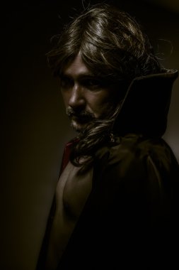 vampir kırmızı ceket ve uzun saç, çıplak
