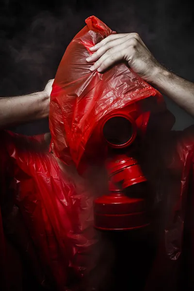 Toksik korku kavramı, adam kırmızı gaz maskesi. — Stok fotoğraf