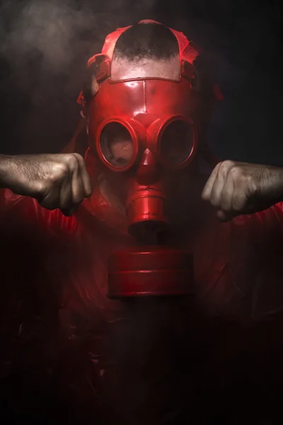 Concepto químico, hombre con máscara de gas rojo . — Foto de Stock