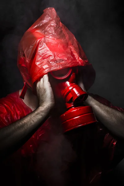 Concetto di esercito, uomo con maschera antigas rossa . — Foto Stock