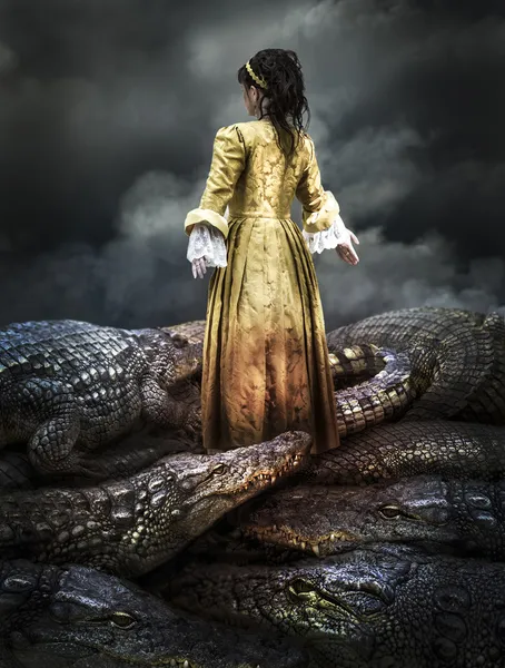 Menina medieval cercada por crocodilos — Fotografia de Stock