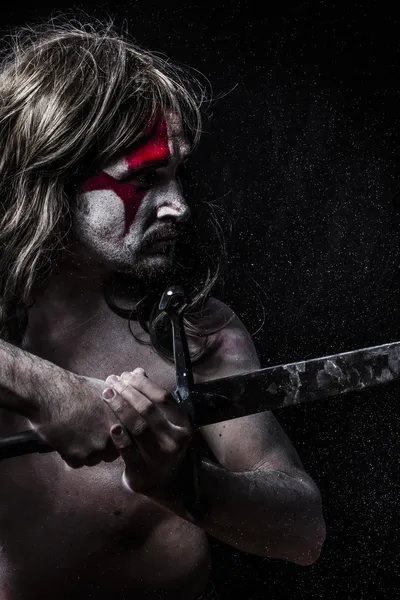 Medeltida krigare slåss, medeltida soldat med enorma stål swor — Stockfoto