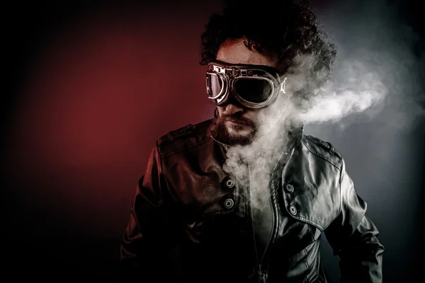 Piloto com jaqueta de couro e fumaça saindo do calor do seu corpo — Fotografia de Stock