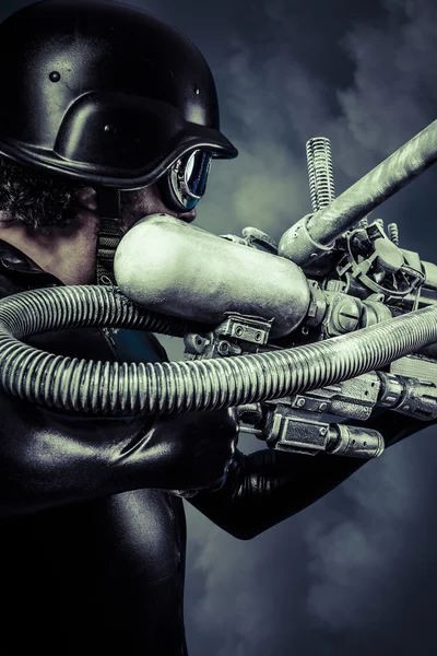 Guerriero del futuro con enorme cannone laser fucile sopra s blu — Foto Stock