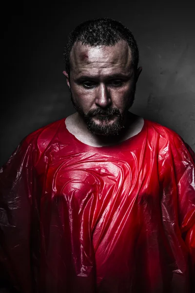 Грустная концепция, человек с красным пластиком — стоковое фото