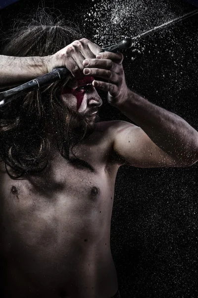 Guerreiro lutando, soldado medieval com enorme espada de aço, nu — Fotografia de Stock