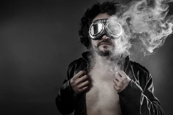 Piloto com jaqueta de couro e fumaça saindo do calor do seu corpo — Fotografia de Stock