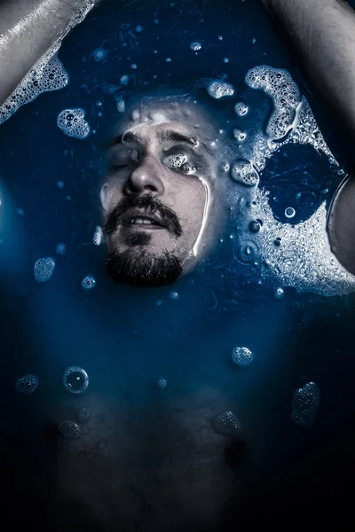 Hombre en el agua, melancolía y suicidio, tristeza y depresión con —  Fotos de Stock