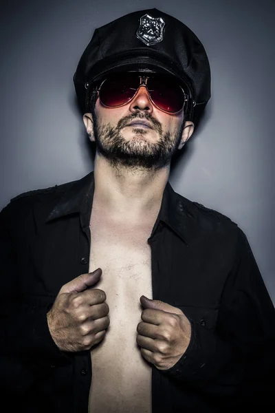 Polisen sexig, naken man med keps och glasögon, svart tröja — Stockfoto