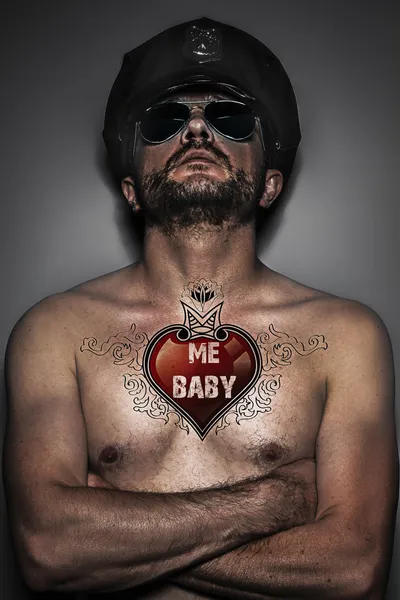 Τατουάζ καρδιά, σέξι, γυμνός άντρας αστυνομία με καπάκι και γυαλιά, tatto — Φωτογραφία Αρχείου