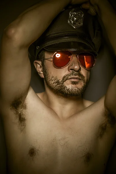 Σέξι αστυνομία, γυμνός άνδρας με καπάκι και καθρέφτη κόκκινα γυαλιά — Φωτογραφία Αρχείου