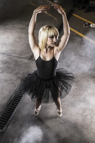 Pózuje baletky v oblasti průmyslu, smyslná blondýnka — Stock fotografie