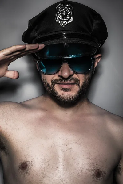 Sexy polícia, homem nu com boné e óculos, saudação — Fotografia de Stock