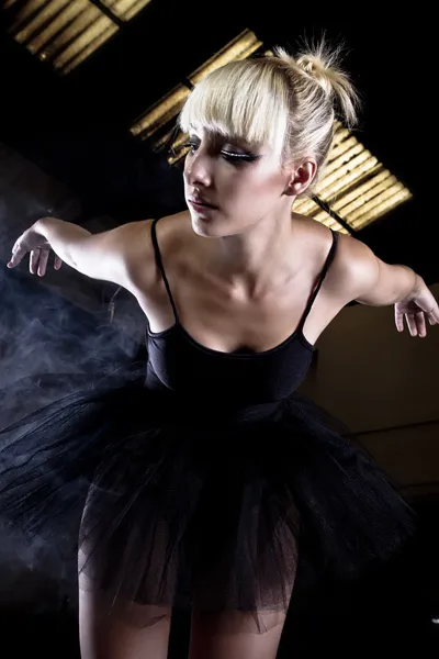 Bailarina de ballet en una zona industrial, sensual mujer rubia con bla —  Fotos de Stock