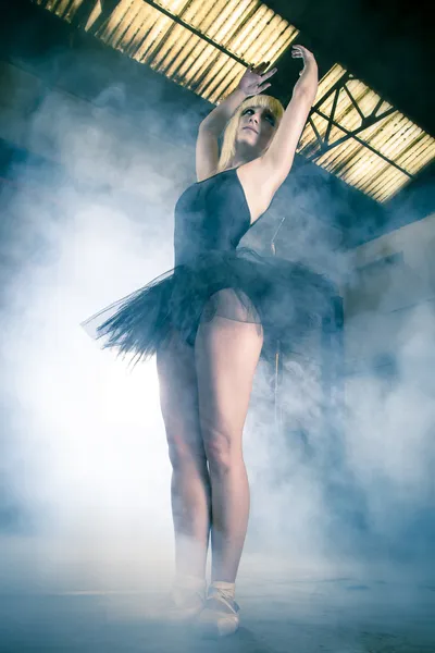 Classique, Danseuse de ballet dans une zone industrielle, blonde sensuelle wom — Photo
