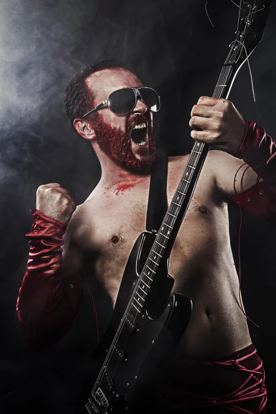 Ροκ σταρ, παίζει σόλο στην κιθάρα. — Φωτογραφία Αρχείου