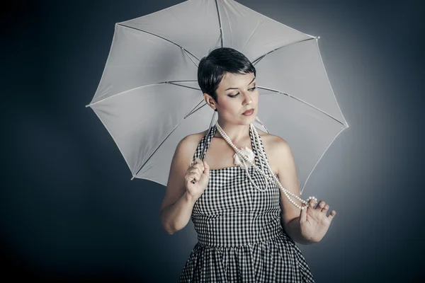 Vintage femme brune avec parapluie blanc . — Photo