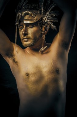 kask, savaşçı veya altın maske ve kılıç greats ile eski Tanrı