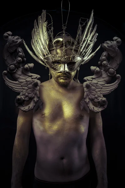 Brnění, válečník nebo starověkého boha s golden mask a meč greatsw — Stock fotografie