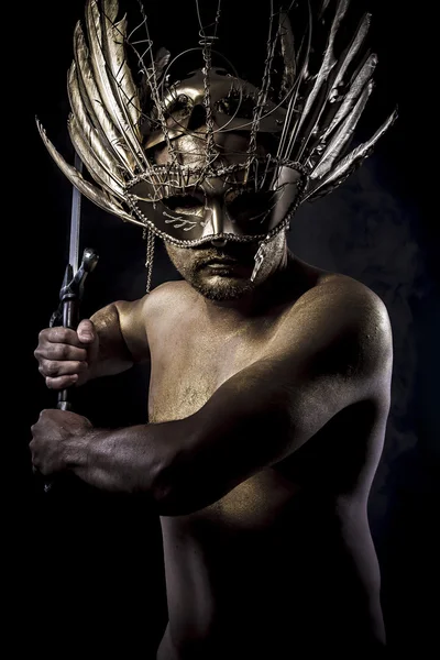 Guerrier ou dieu antique avec masque doré et épée grande épée — Photo