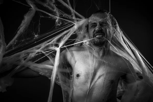 Riziko, nahý muž zachytil v pavučina — Stock fotografie