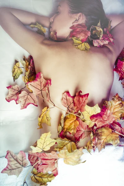 Concepto de spa, mujer joven recibiendo un masaje, relajarse —  Fotos de Stock