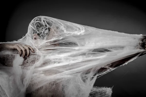 Pavouků hrůzu, nahý muž v pavučina — Stock fotografie