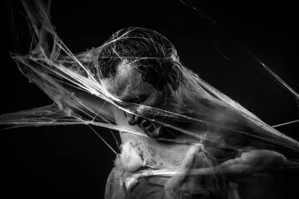 Spinnennetz, nackter Mann gefangen im Spinnennetz — Stockfoto