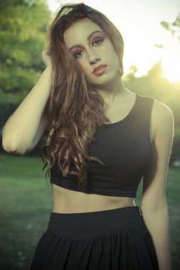 genç güzel güneş ışığı arkadan