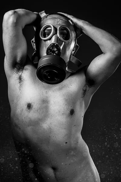 Man in a gas mask in the smoke. — Stock Photo, Image