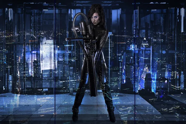 미래의 여자 거 대 한 총 검은 라텍스 옷을 입고 — 스톡 사진