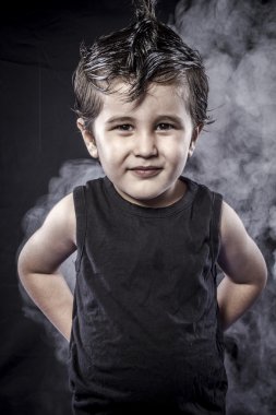 Dikey alt rocker elbise ve komik ifadeler tepeli