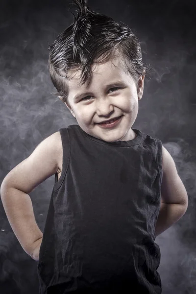 Bastante niño rockero vestido y divertidas expresiones crestadas —  Fotos de Stock